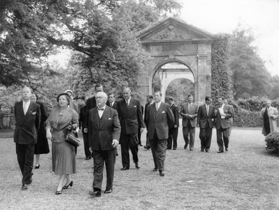 840963 Afbeelding van het bezoek van koningin Juliana aan kasteel Nijenrode bij Breukelen, waar het Nederlands ...